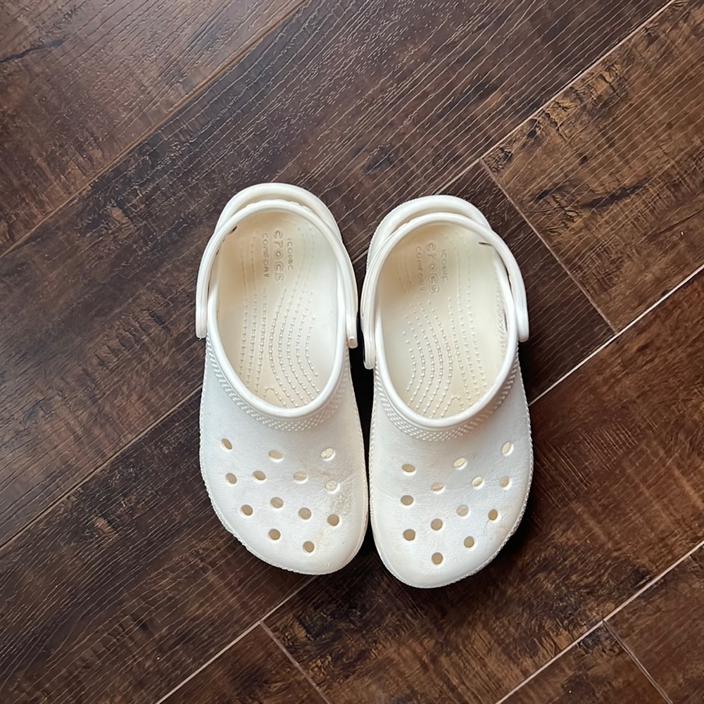 🔥🔥7 for $20 🔥🔥 white crocs